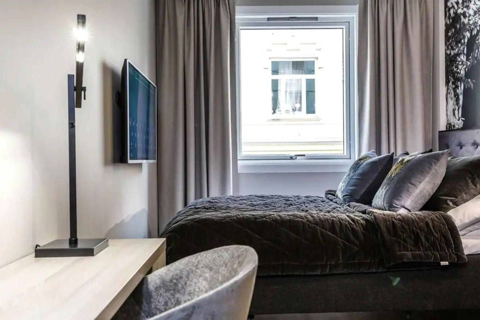 **royal ** Modern ** Fast - Wifi ** Smart Tv **
